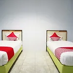 OYO 754 Nur Aziziah Guest House Syariah