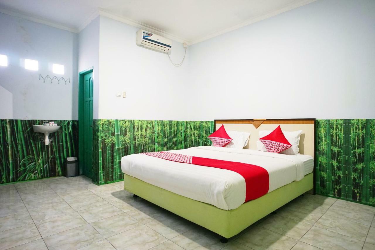 Oyo 754 Nur Aziziah Syariah Hotel 2*